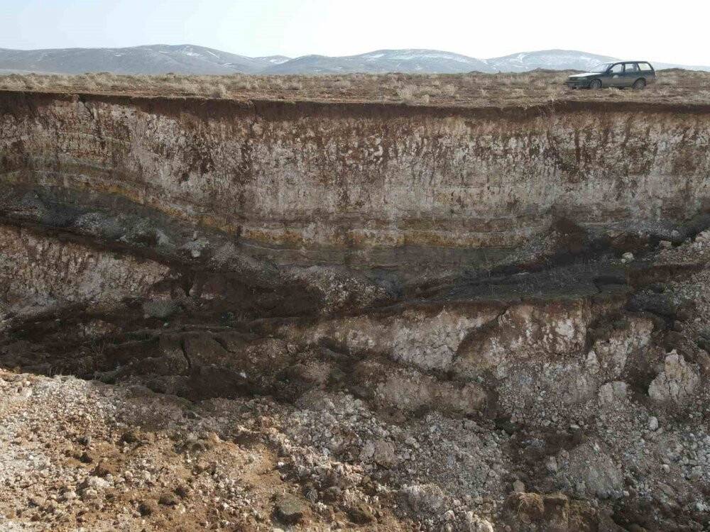 Fay hattının başlangıcındaki arazide oluşan devasa yarıklar dronla görüntülendi