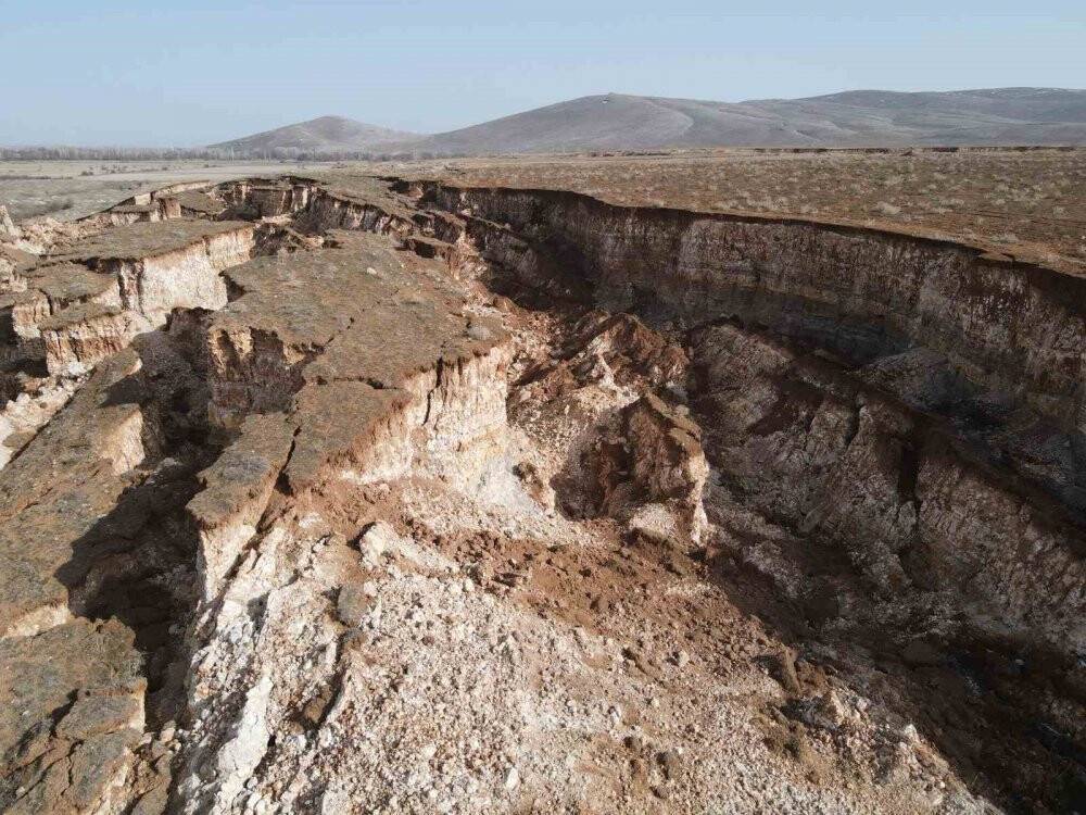 Fay hattının başlangıcındaki arazide oluşan devasa yarıklar dronla görüntülendi