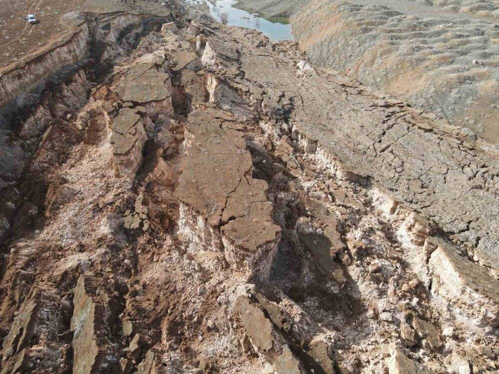 Fay hattının başlangıcındaki arazide oluşan devasa yarıklar dronla görüntülendi