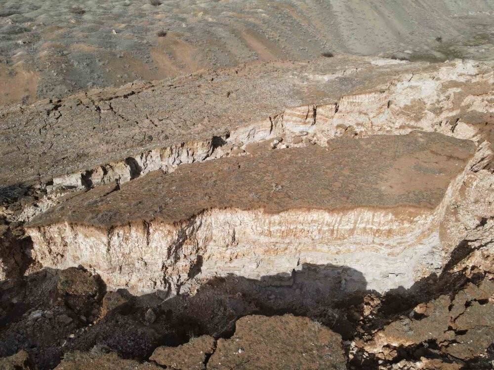 Fay hattının başlangıcındaki arazide oluşan devasa yarıklar dronla görüntülendi