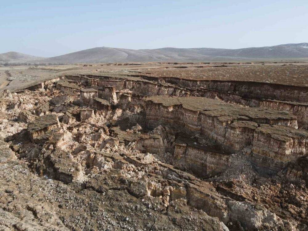 Fay hattının başlangıcındaki arazide oluşan devasa yarıklar dronla görüntülendi