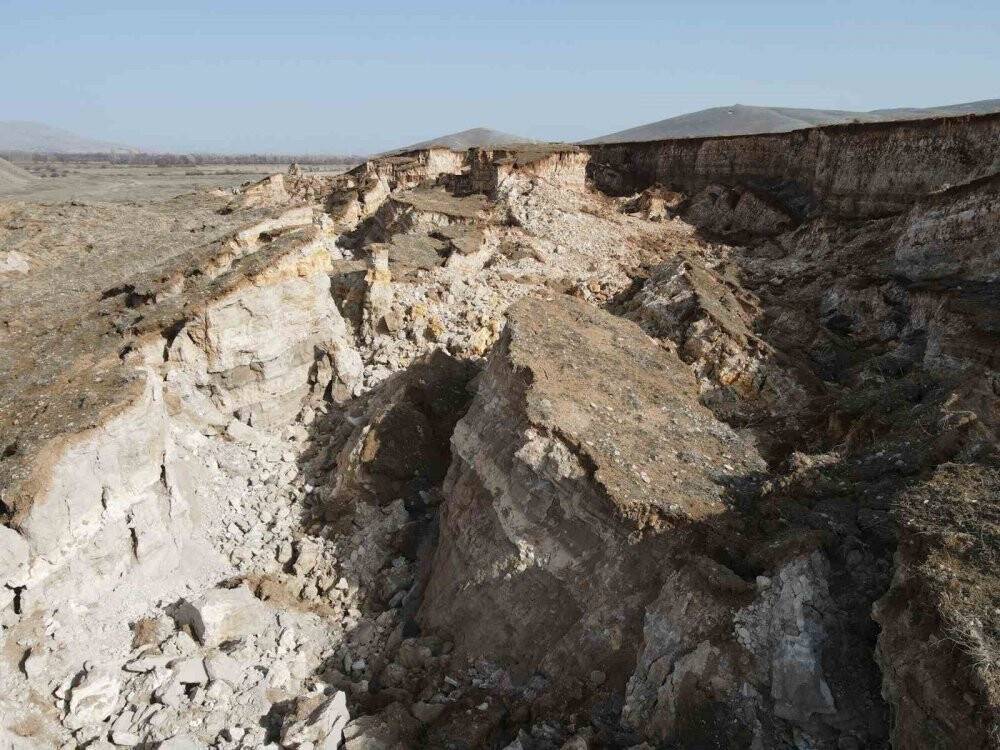 Fay hattının başlangıcındaki arazide oluşan devasa yarıklar dronla görüntülendi