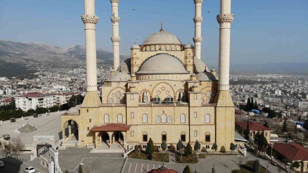 Kahramanmaraş’ın simgesi dimdik ayakta