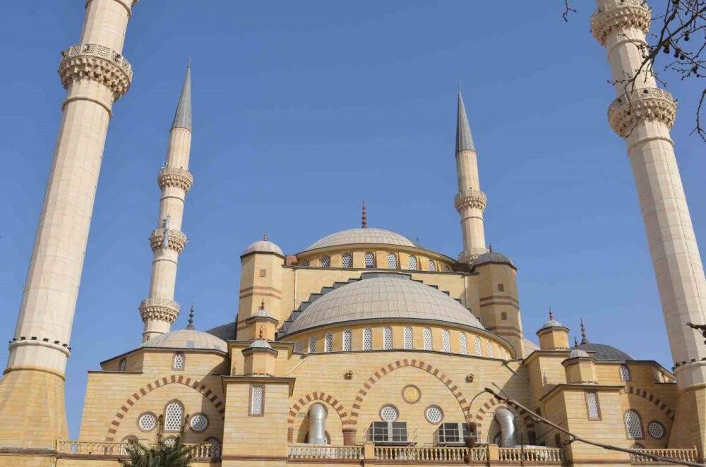 Kahramanmaraş’ın simgesi dimdik ayakta