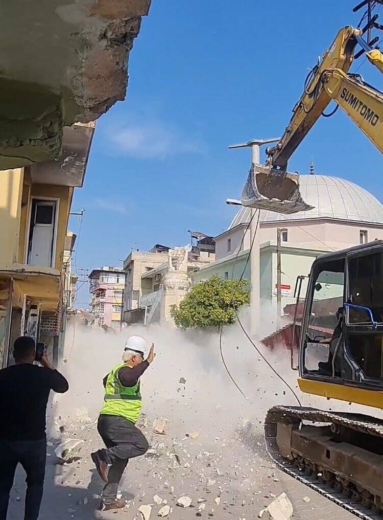 Kontrollü yıkımda işçi yaralandı