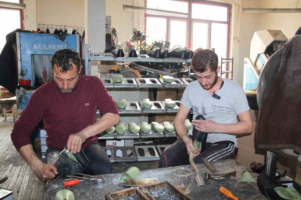 Konyalı ayakkabıcılar depremzede meslektaşlarına kucak açtı