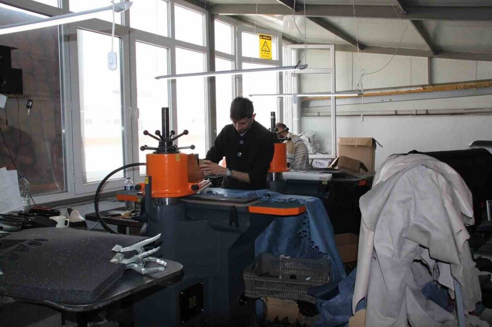 Konyalı ayakkabıcılar depremzede meslektaşlarına kucak açtı