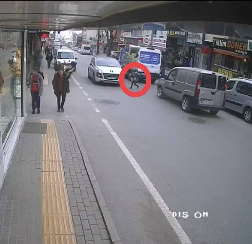 Otomobilin yayaya çarpma anı kamerada