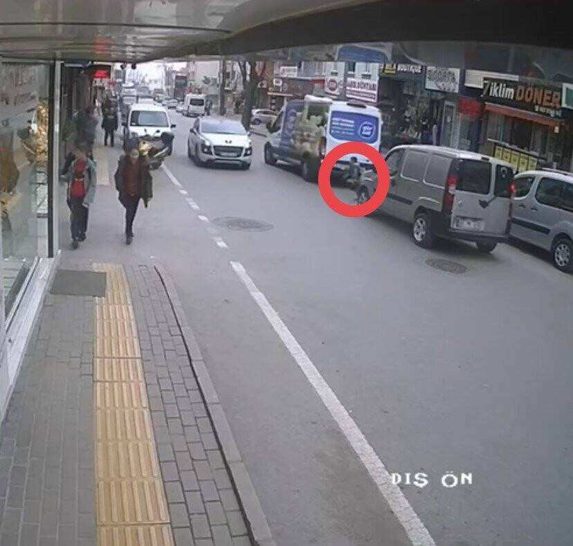 Otomobilin yayaya çarpma anı kamerada