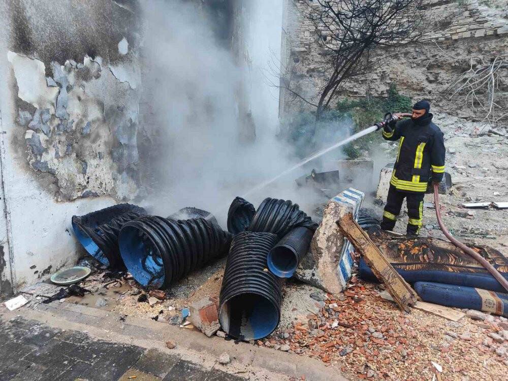 Belediyeye ait yağmur suyu hattı borularını kundaklandılar