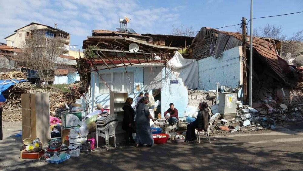 Depremde evleri yıkılan vatandaşlar: "Evler patır patır döküldü"