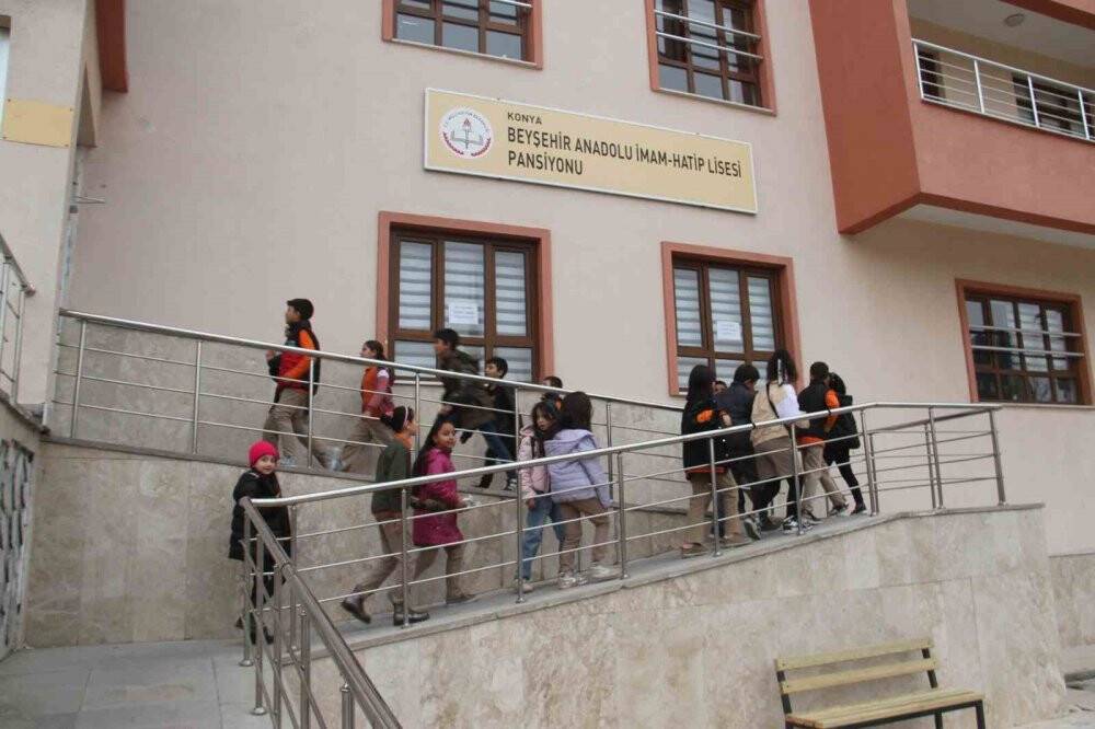 Depremzede akranları için harçlıklarını bağışladılar