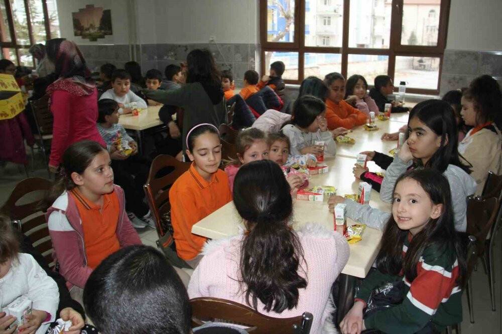 Depremzede akranları için harçlıklarını bağışladılar