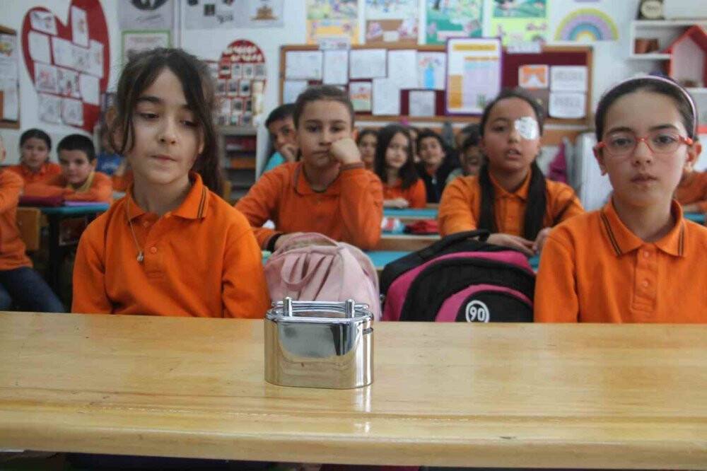 Depremzede akranları için harçlıklarını bağışladılar