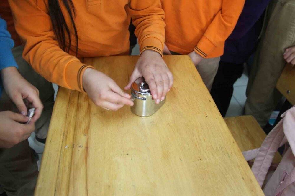 Depremzede akranları için harçlıklarını bağışladılar