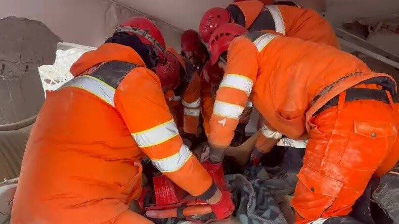 İğneyle kuyu kazar gibi çalıştılar: 20 saat sonra çıkarttılar