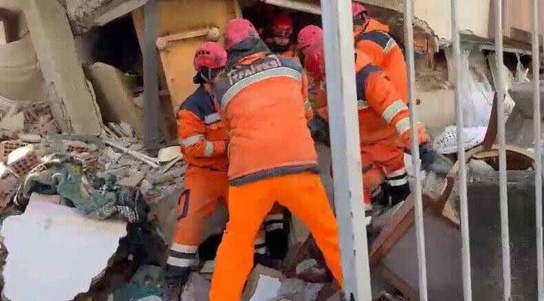 İğneyle kuyu kazar gibi çalıştılar: 20 saat sonra çıkarttılar