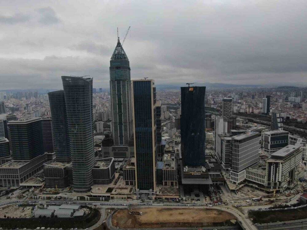 İstanbul'da  finans merkezinde yangın paniği