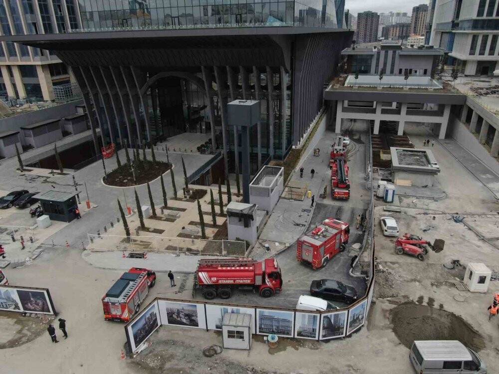 İstanbul'da  finans merkezinde yangın paniği