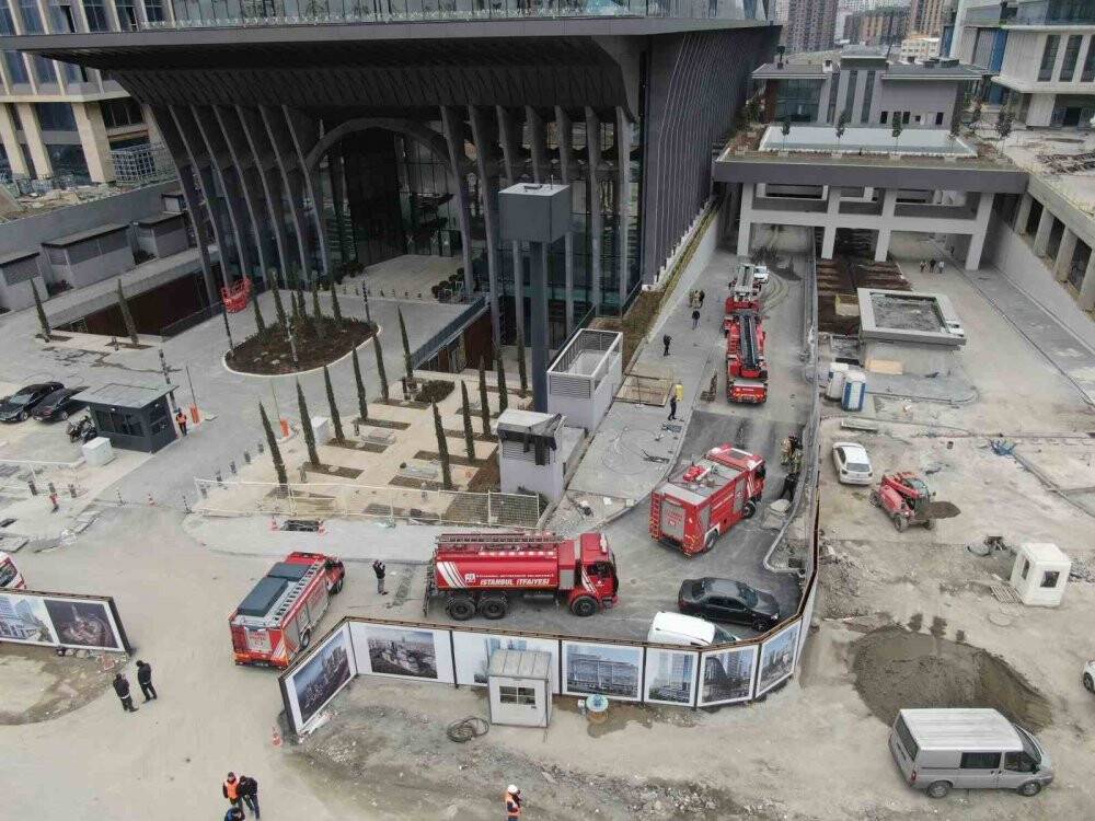 İstanbul'da  finans merkezinde yangın paniği
