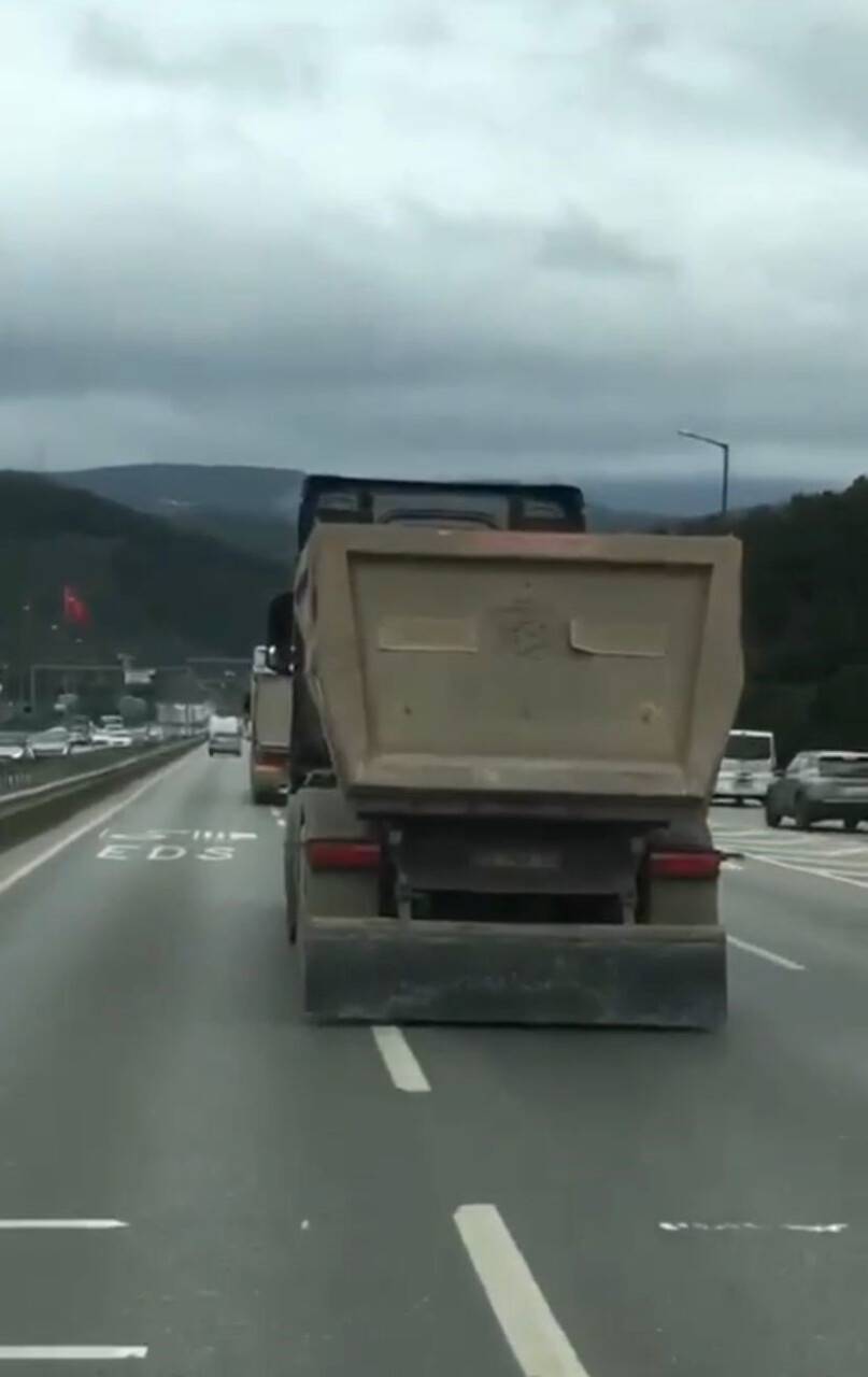 Trafikte korku dolu anlar!