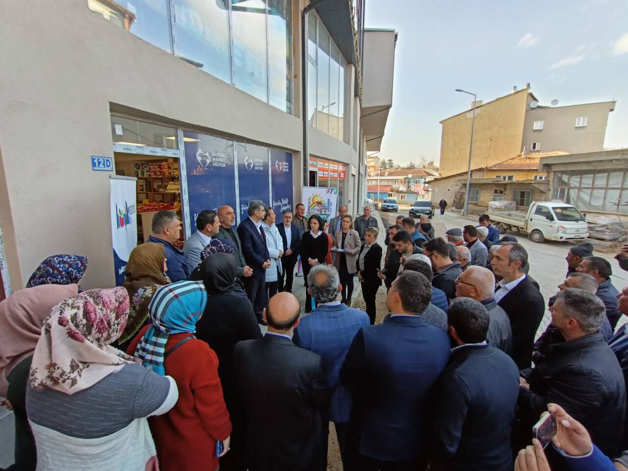 aa-20230304-30473708-30473707-huyuk-ilcesinde-depremzedelerin-ucretsiz-alis-veris-yapacagi-market-acildi.jpg