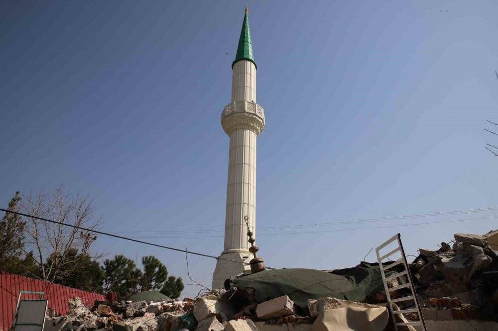 Cami yıkılırken minaresi ayakta kaldı