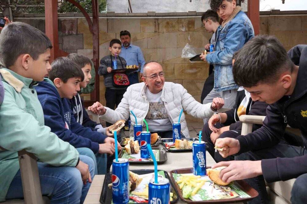 Depremzedeler Devr-i Alem'de ağırlandı