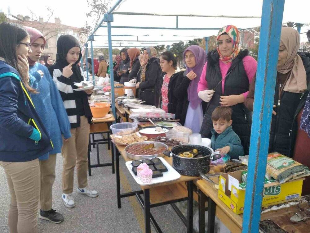 Konya’da depremzedeler yararına hayır panayırı