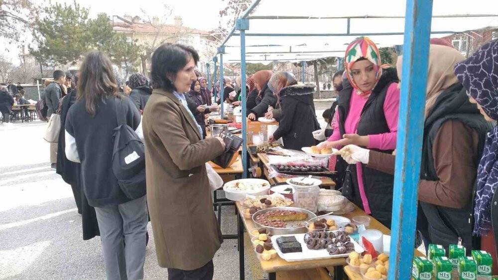 Konya’da depremzedeler yararına hayır panayırı