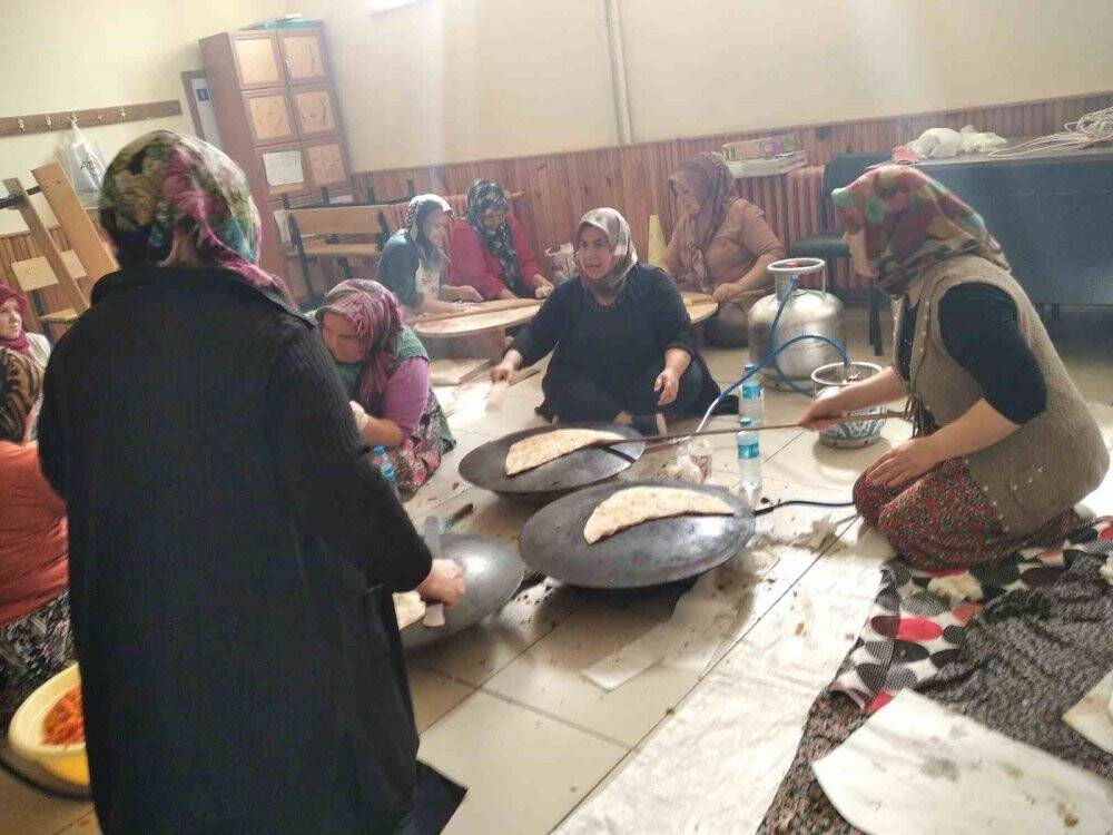 Konya’da depremzedeler yararına hayır panayırı