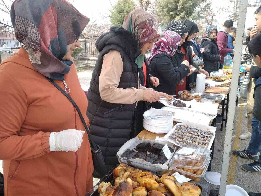 Konya’da depremzedeler yararına hayır panayırı