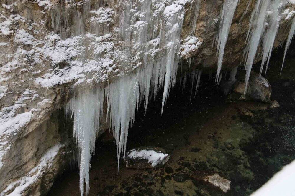 Tarihi kanyon kış  manzarasıyla hayran bırakıyor