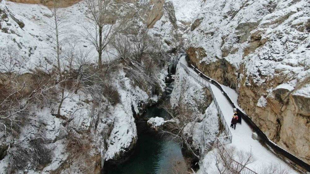 Tarihi kanyon kış  manzarasıyla hayran bırakıyor
