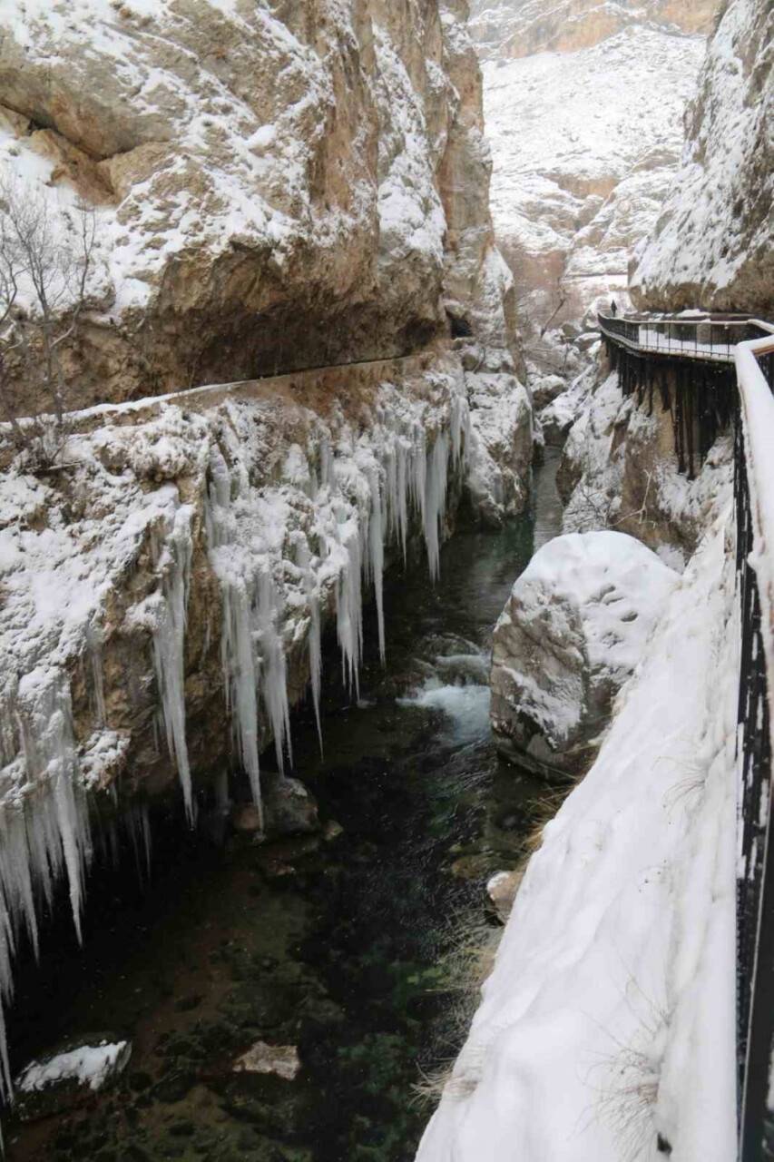 Tarihi kanyon kış  manzarasıyla hayran bırakıyor