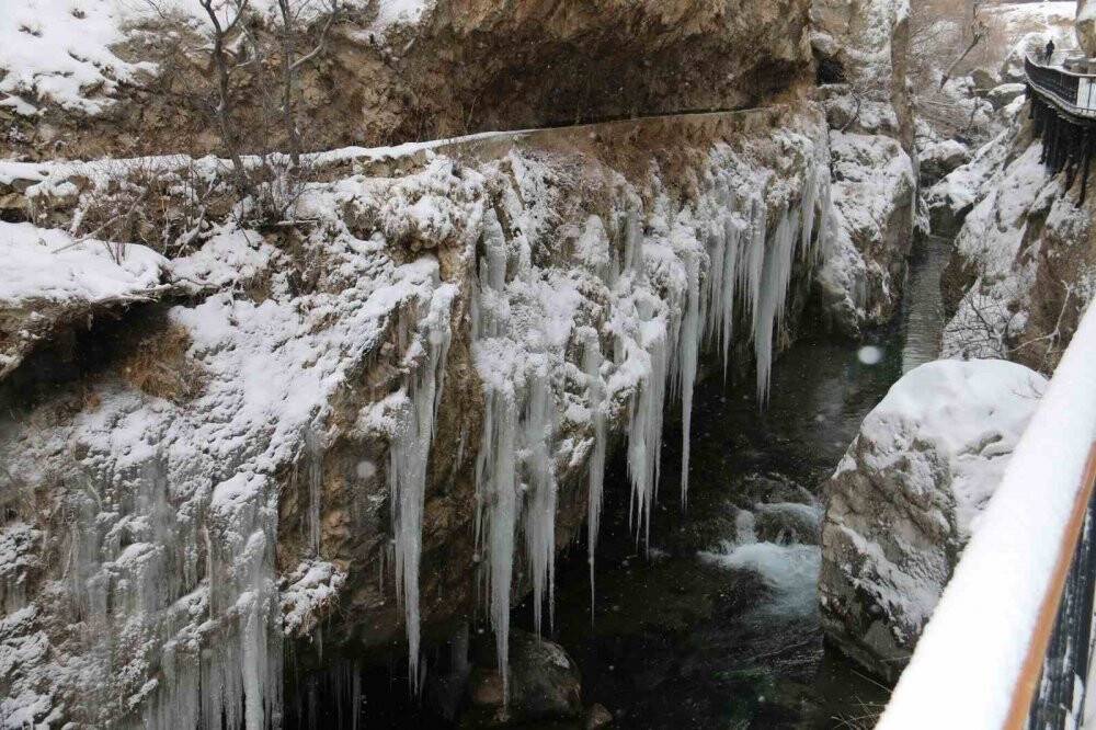 Tarihi kanyon kış  manzarasıyla hayran bırakıyor