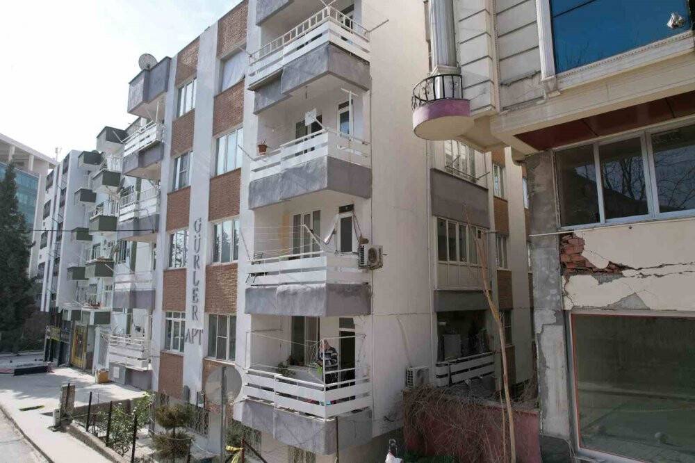 Yarım asırlık bina yıkılmadı