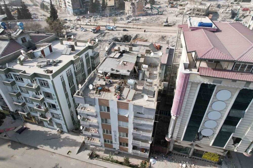 Yarım asırlık bina yıkılmadı