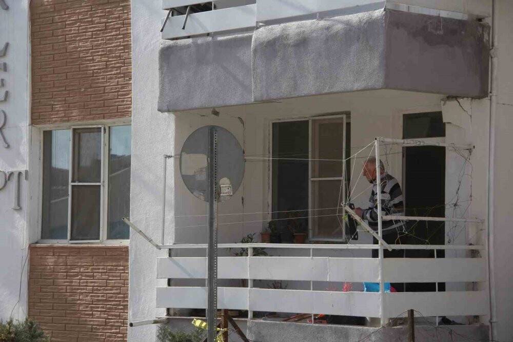 Yarım asırlık bina yıkılmadı