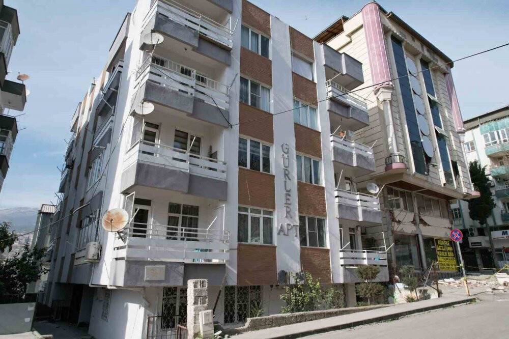 Yarım asırlık bina yıkılmadı