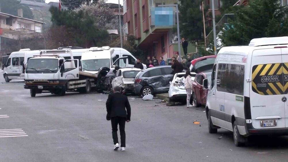 Freni boşalan kamyon 14 aracı biçti