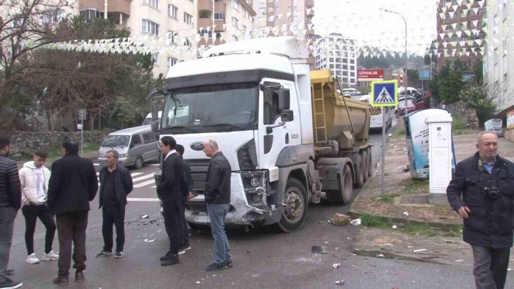 Freni boşalan kamyon 14 aracı biçti