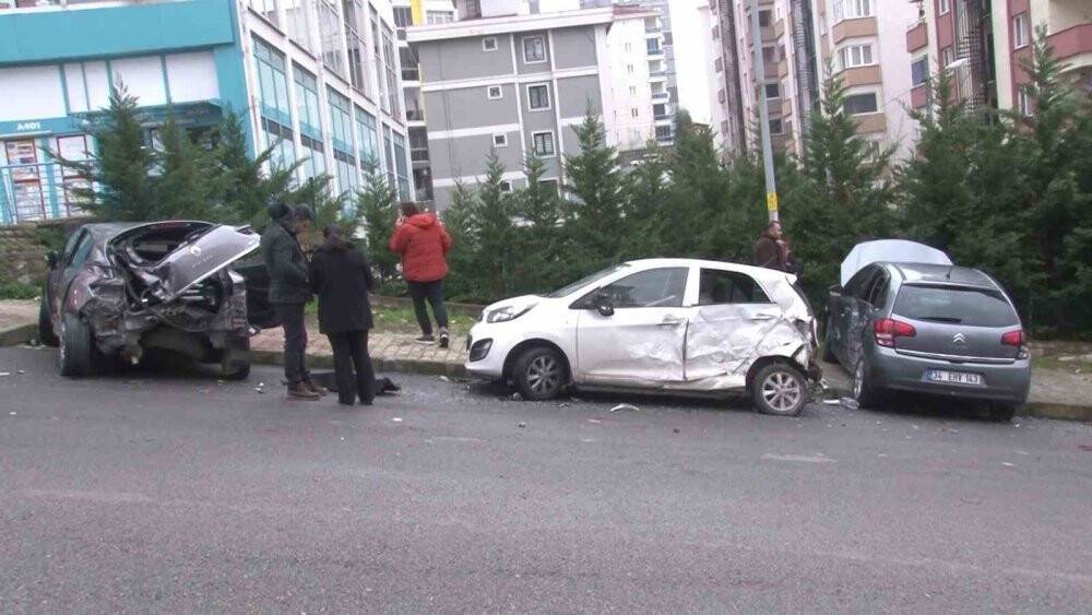 Freni boşalan kamyon 14 aracı biçti