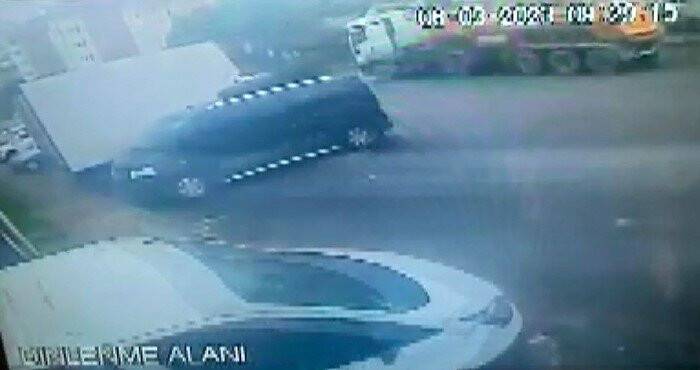 Freni boşalan kamyon 14 aracı biçti