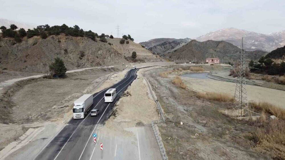 Karayolundaki yarıklar depremin boyutunu gözler önüne serdi