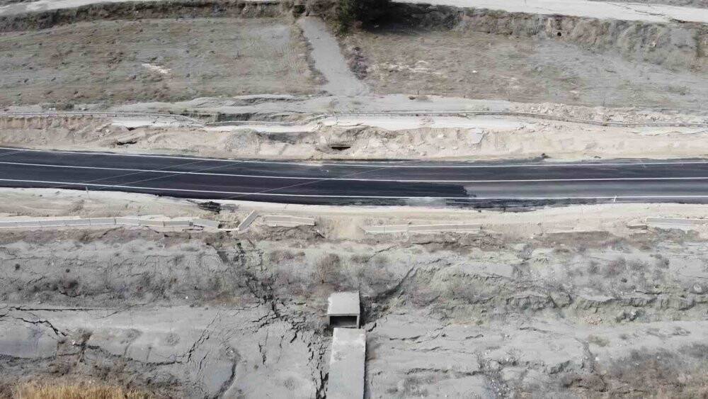 Karayolundaki yarıklar depremin boyutunu gözler önüne serdi