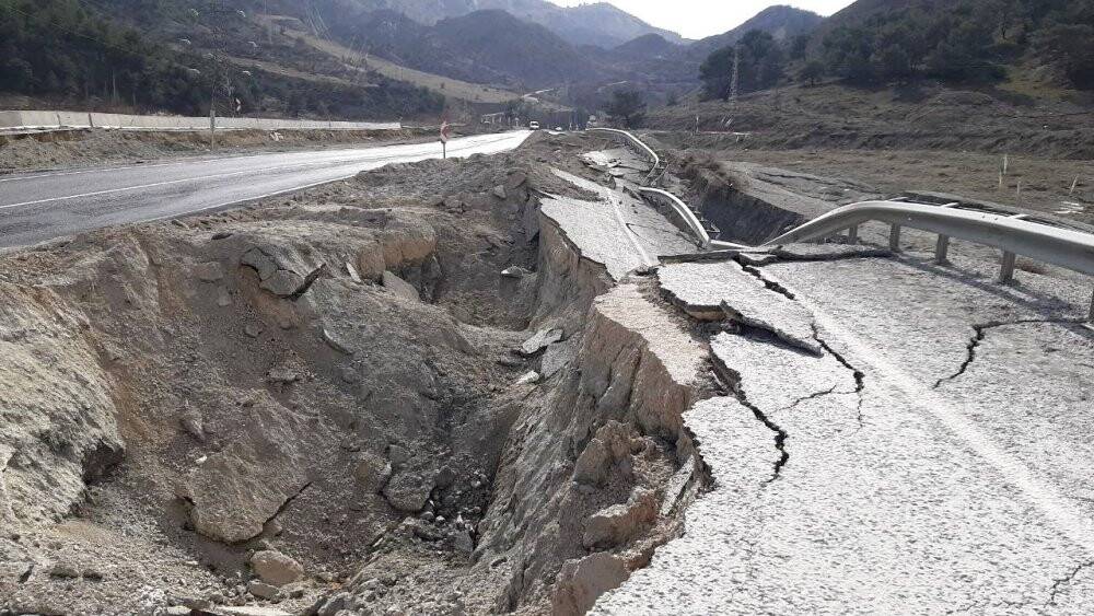 Karayolundaki yarıklar depremin boyutunu gözler önüne serdi