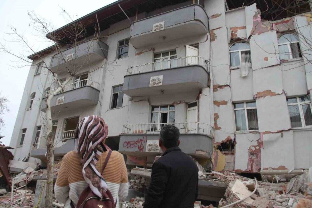 Anne ve çocuklarını  kablo hayata bağladı