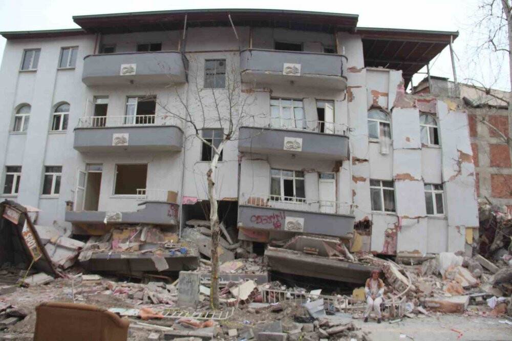 Anne ve çocuklarını  kablo hayata bağladı