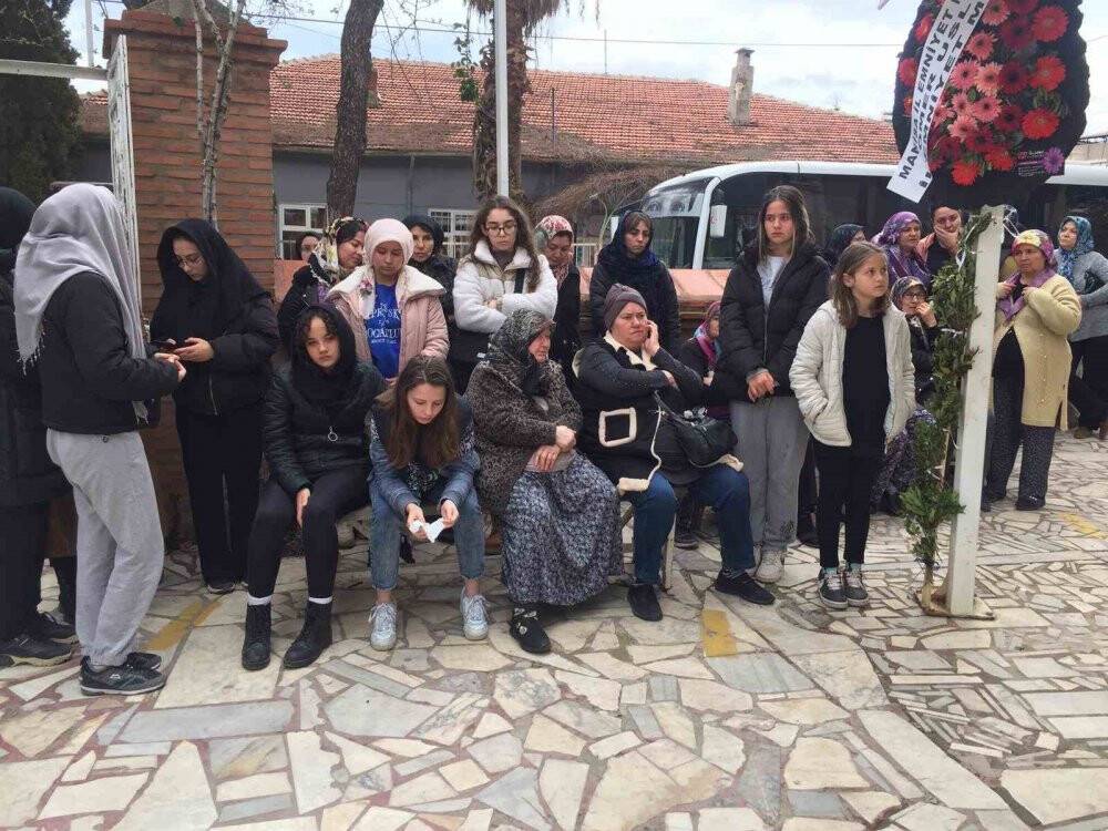 Beton mikserinin altında ölen anne toprağa verildi